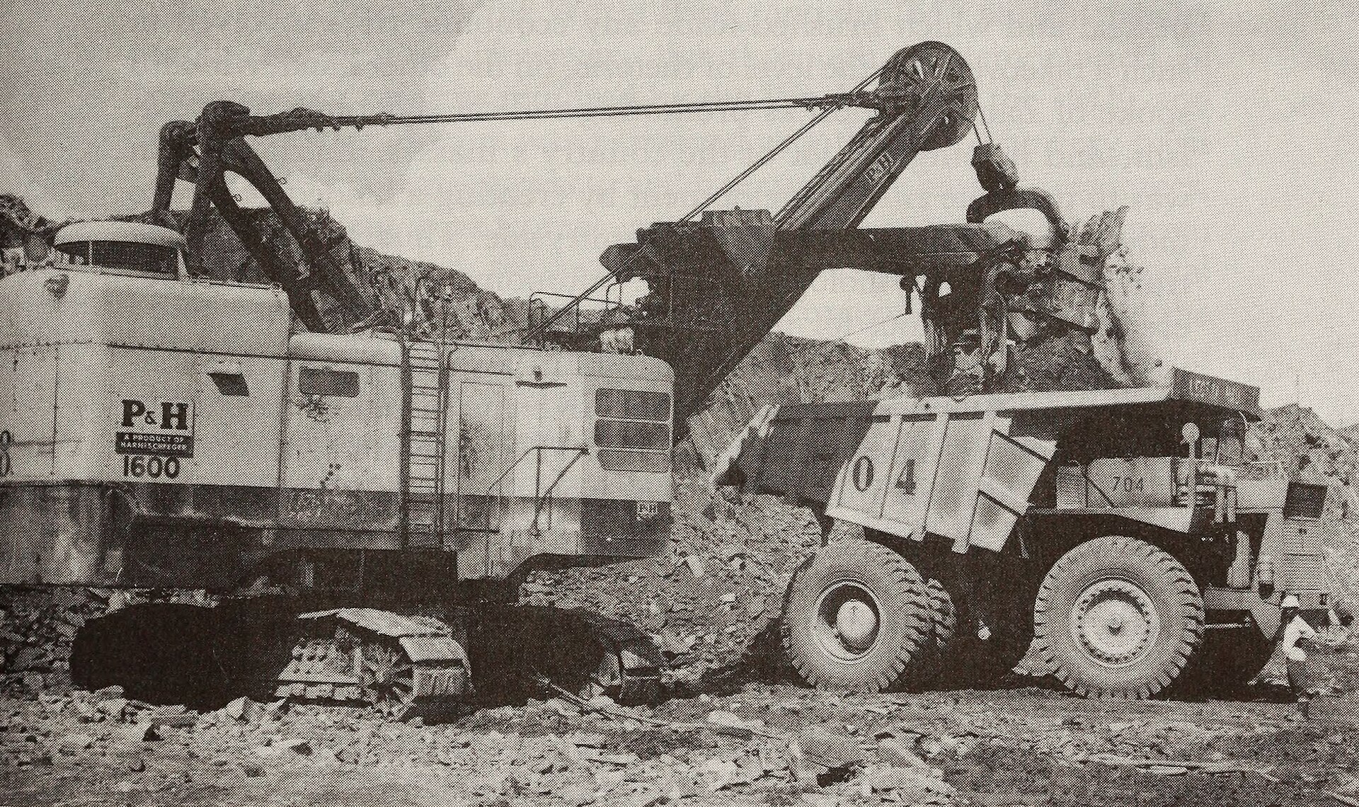 Une pelle charge du minerai de cuivre et de cobalt dans une mine de la région de Kolwezi, sur la ceinture cuprifère de la RDC