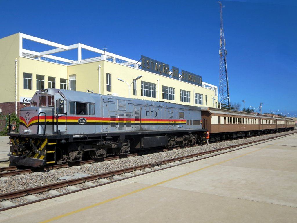 Une locomotive arrive à la gare de Benguela, en Angola, sur la ligne historique de Benguela
